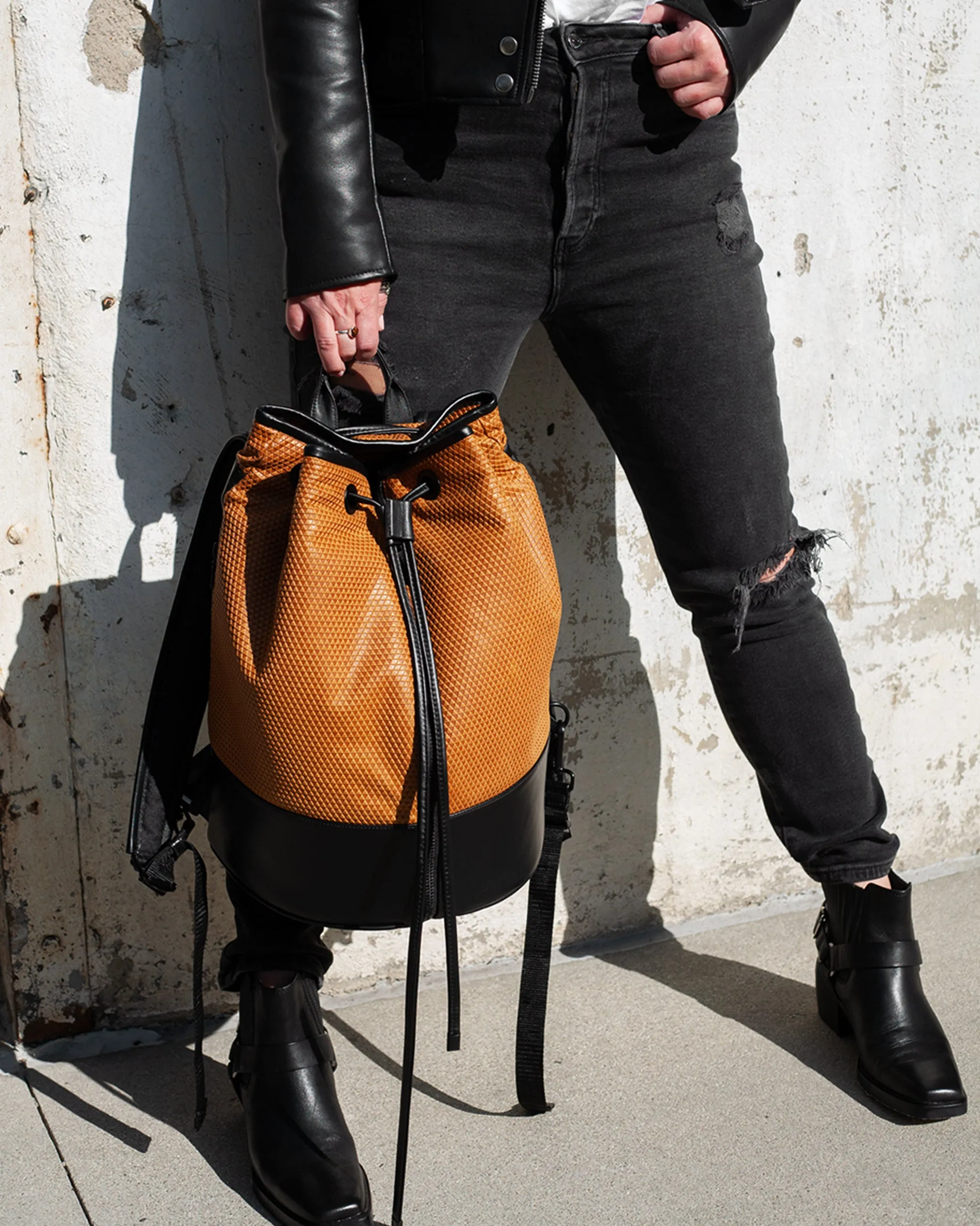 MORPHOSIX LUX UTILITY LEATHER BAG GOLDEN AMBER