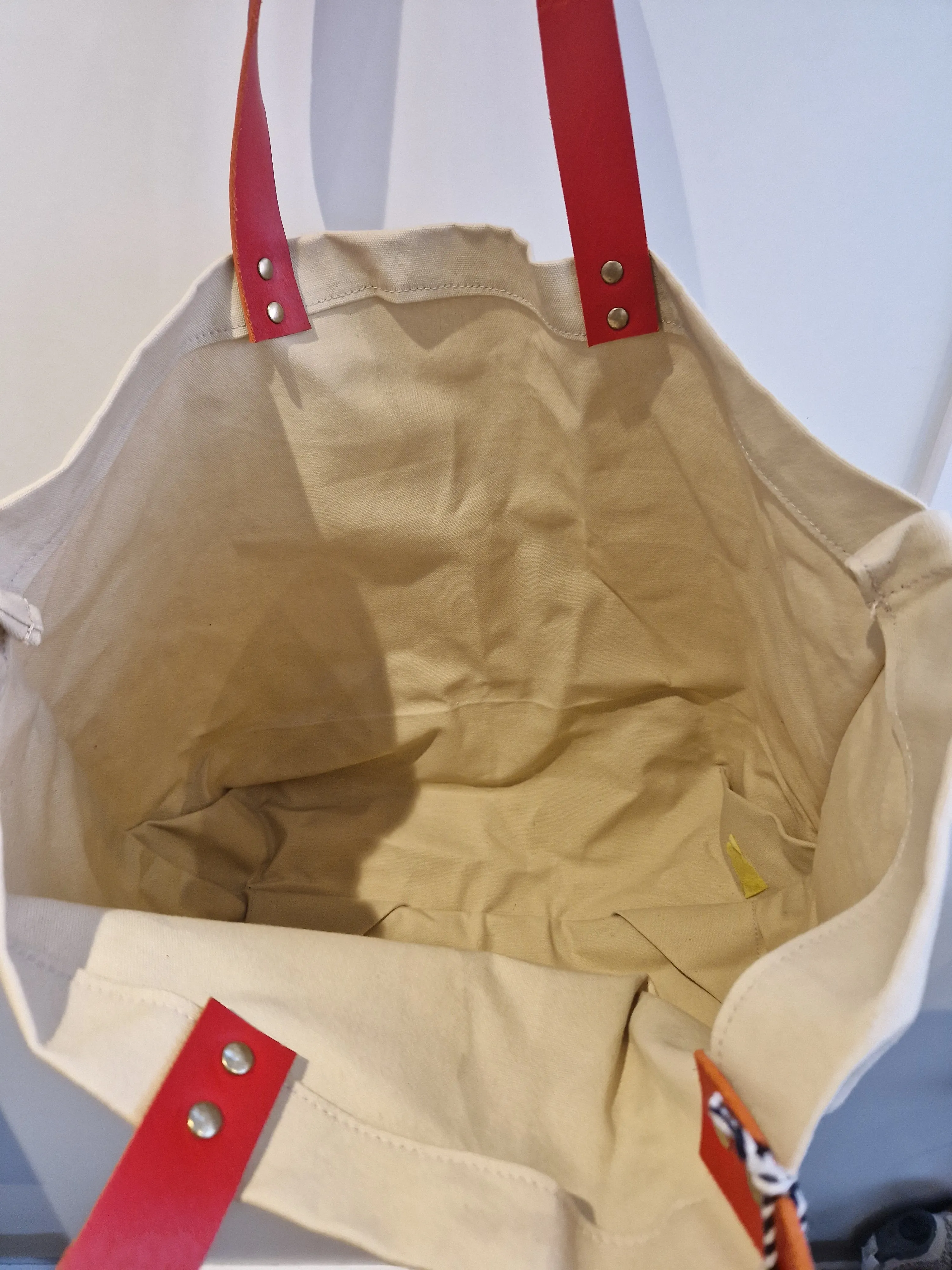 TOTELY BUCKET in natural and scarlet handles